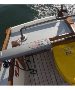 Exemple d'installation d'un pilote Raymarine ST2000