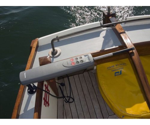 Exemple d'installation d'un pilote Raymarine ST2000