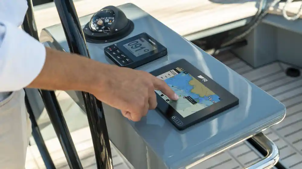 Pupitre de commande pilote P70 Raymarine installé au poste de navigation