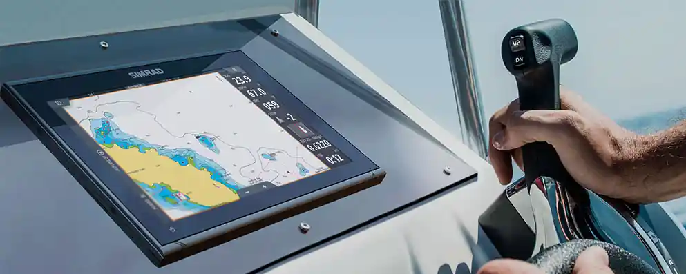Intégration tableau de bord écran multifonction Simrad GO7 GO9 XSE