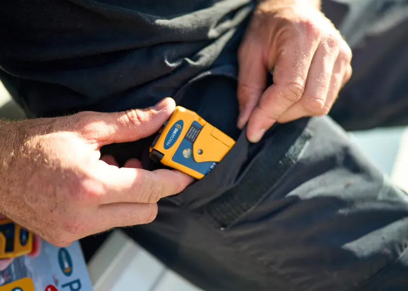 Balise PLB1 Ocean Signal format compact tenant dans la poche