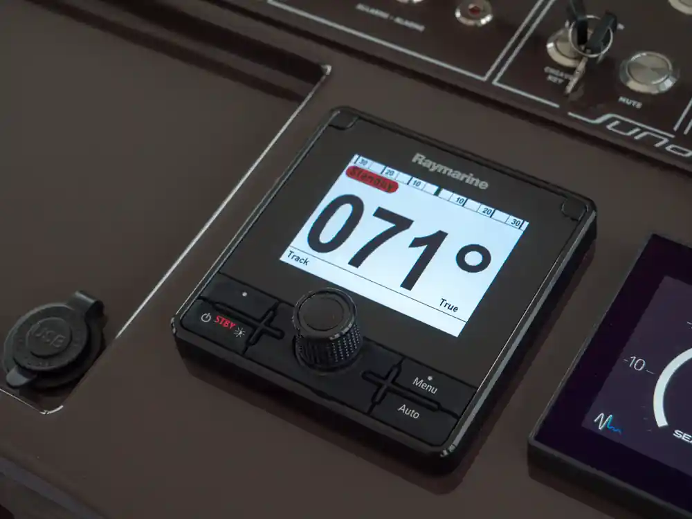 Pupitre P70Rs Raymarine avec commande rotative au poste de barre