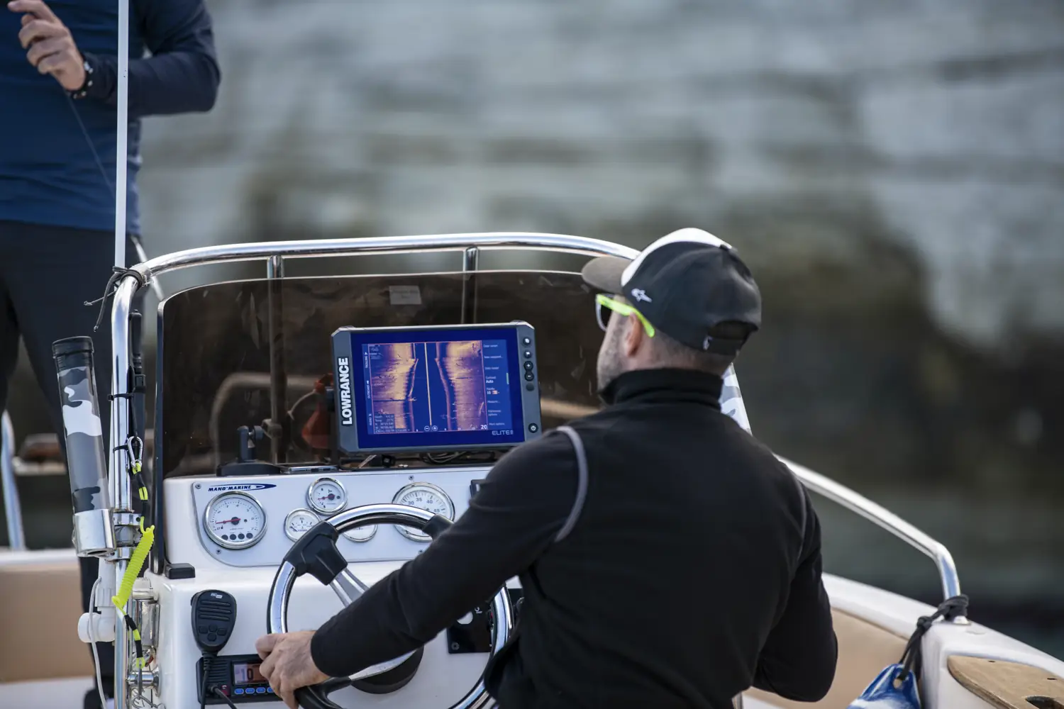 Combiné Lowrance Elite FS 12 en situation sur bateau avec affichage cartographie et sondeur